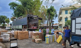 Đội QLTT số 1 phối hợp với Phòng Cảnh sát Kinh tế, Công an tỉnh Kon Tum kiểm tra xe tải BKS 47H - 004.50. 