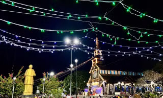 Hàng nghìn người đổ về nhà thờ gỗ đẹp nhất Tây Nguyên 