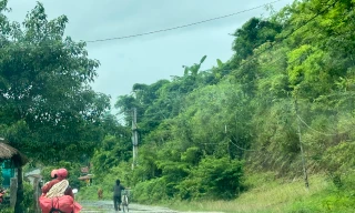 Nhiều người phải chọn cách dắt xe trước tình trạng mặt đường lồi lõm