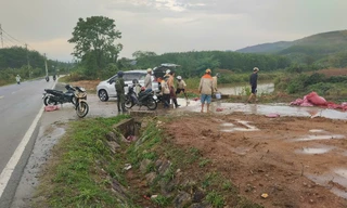 Các nạn nhân được người dân đưa đi cấp cứu