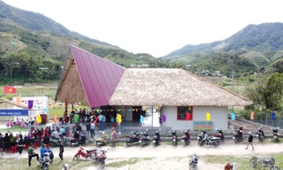 Điểm trường được lấy cảm hứng từ hình ảnh chú gà trống và phong cách nhà sàn truyền thống của người dân tộc Giẻ - Triêng tại địa phương.