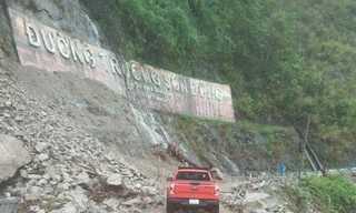 Sau 2 tiếng khắc phục sạt lở, phương tiện đã đi lại bình thường