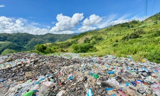 Bãi xử lý rác cũ của huyện Đăk Glei đã quá tải, gây ô nhiễm môi trường nghiêm trọng