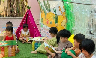 Các em học sinh thích thú trong khu vui chơi mới từ rác thải nhựa