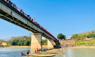 Hào hứng giải đua thuyền độc mộc trên sông Pô Kô