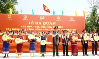 Trung tướng Phạm Thế Tùng trao chìa khoá nhà tượng trưng cho đồng bào nhận hỗ trợ nhà mới