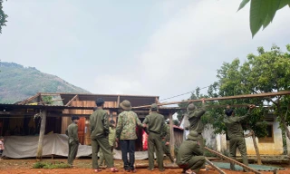 Mưa đá kèm gió mạnh khiến 16 căn nhà bị tốc mái 