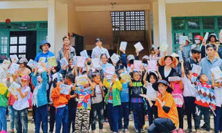 Các em học sinh tại xã biên giới Kon Tum vui mừng nhận quà cho năm học mới. 