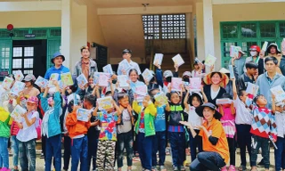 Các em học sinh tại xã biên giới Kon Tum vui mừng nhận quà cho năm học mới. 