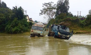 Tài xế và phụ xe đã được cứu sống sau khi xe bị cuốn trôi khi di chuyển qua ngầm tràn