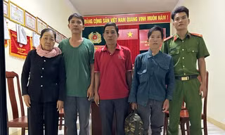 Gia đình ông Nhất tại trụ sở Công an xã Ia Tơi
