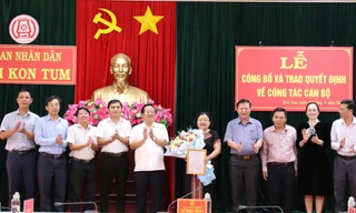 Chủ tịch UBND tỉnh Kon Tum tặng hoa chúc mừng tân Phó Phó Giám đốc Sở Nội vụ