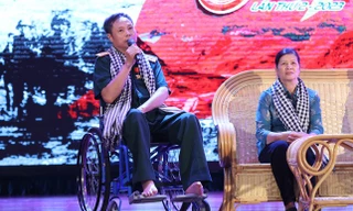 Vợ chồng thương binh Phạm Hồng Tư và Nguyễn Thị Thanh Phương, Trung tâm Điều dưỡng thương binh Thuận Thành (tỉnh Bắc Ninh) chia sẻ câu chuyện tình yêu tại chương trình “Ánh lửa từ trái tim” (tối 23/9), tổ chức tại Đại học Kinh tế quốc dân (Hà Nội).