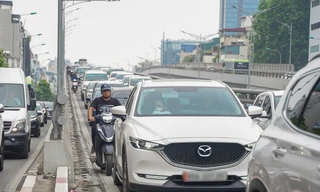 Người điều khiển phương tiện xe máy vi phạm biển báo đường cấm đi lên đường Vành đai 2 trên cao (Hà Nội),