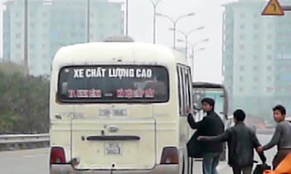 Phụ xe đấm khách rơi xuống đường