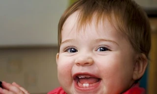 Bé đang mọc răng nên và không nên ăn gì?