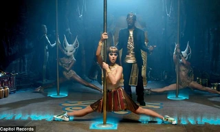 Katy Perry trổ tài múa cột điêu luyện
