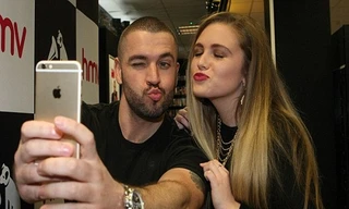Shayne Ward nhí nhảnh 'tự sướng' bên fan nữ