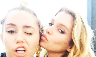 Miley Cyrus bị 'bắt quả tang' rời khách sạn cùng bạn gái