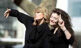 Lorde và Taylor Swift tạo dáng nhí nhảnh giữa phố