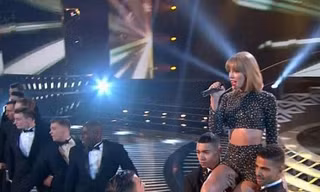Taylor Swift gợi cảm trên sân khấu X-Factor