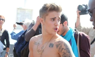 Justin Bieber cởi trần dạo phố, khoe đầy hình xăm