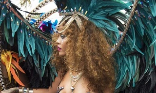 Đỏ mặt với màn khoe thân của ca sĩ Rihanna ở tiệc hóa trang