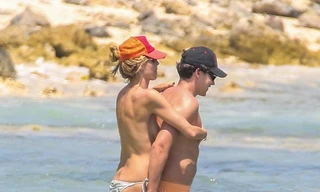 Siêu mẫu Đức ngực trần ôm bạn trai giữa biển