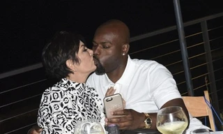 Mẹ ruột cô Kim đắm đuối 'khóa môi' bồ trẻ