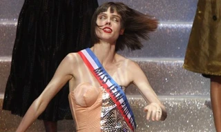 Siêu mẫu Coco Rocha “vồ ếch” trên sàn catwalk