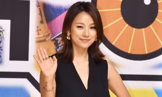 'Nữ hoàng gợi cảm' Lee Hyori tươi tắn đi làm MC