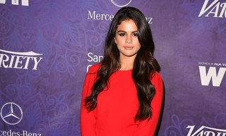 Selena Gomez diện cả “cây” đỏ rực đi dự tiệc