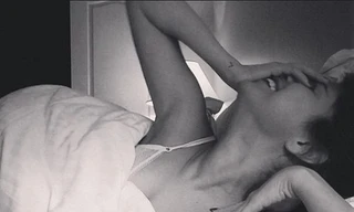 Lộ ảnh Selena Gomez mặc nội y chat video với bạn trai