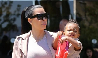 Cô Kim bình thản khi con gái làm bẩn áo khoác trăm triệu