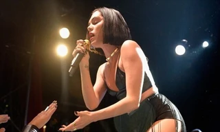 Giám khảo The Voice Anh khoe chân dài sexy