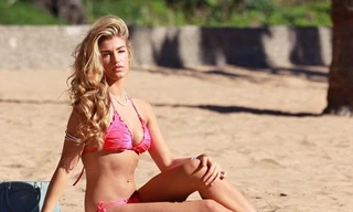 Hoa hậu Anh mặc bikini hồng rực thiêu đốt bãi biển