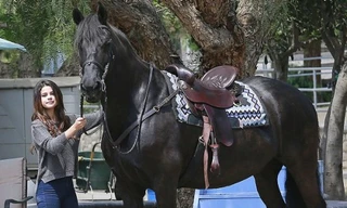 Selena Gomez để mặt mộc, cưỡi ngựa vẫn cực xinh