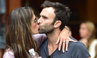 Siêu mẫu Brazil “khóa môi” bạn trai giữa phố