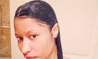 Nicki Minaj gây sốc với ảnh ngực trần trong phòng tắm