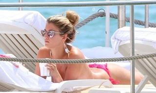 Hoa hậu Anh hồn nhiên thả rông ngực