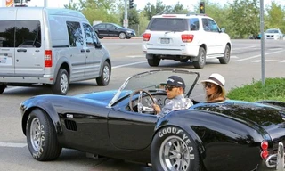 Giám khảo X-Factor được bạn trai lái siêu xe đi dạo phố