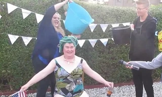 'Thần đồng âm nhạc' Susan Boyle mặc áo tắm “dội nước đá“