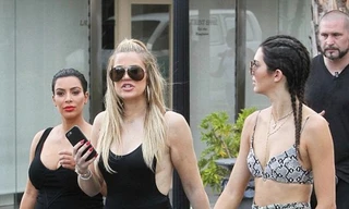 Chị em Kim Kardashian diện đồ sexy gây náo loạn cả khu phố