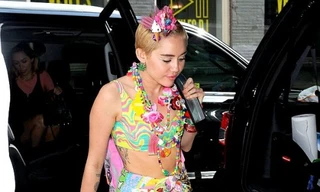 Miley Cyrus sặc sỡ như tắc kè hoa đi dự show