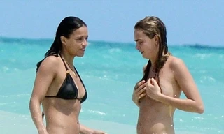 Cara Delevingne 'thả rông' ngực, hôn bạn gái đồng tính giữa biển