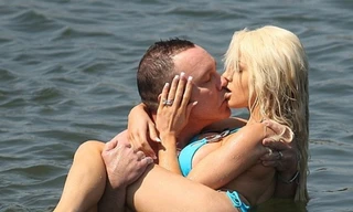 Người đẹp dao kéo tình tứ cùng chồng già giữa biển