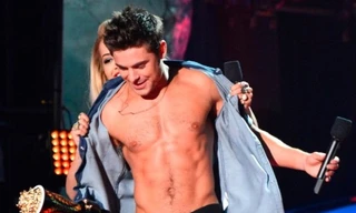 Zac Efron lột phăng áo trên sân khấu lúc được nhận giải