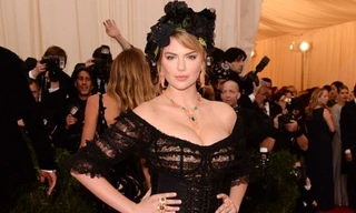 Người đẹp 'ngực khủng' lấn át dàn mỹ nhân trên thảm đỏ