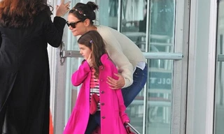 Con gái Tom Cruise diện cả ‘cây hồng’ nổi bật ở sân bay