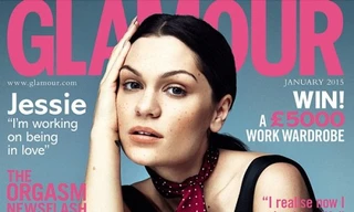 Giám khảo The Voice Anh khoe chân dài miên man